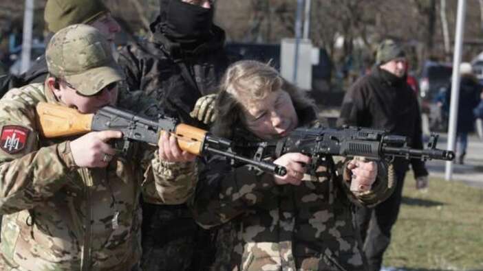 Kiev'den son görüntüler geldi: Siviller savaş eğitimi alıyor