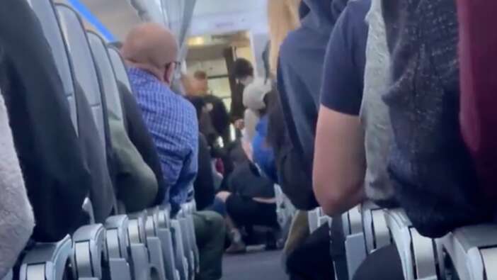 Uçakta panik anları! Yolcu bir anda görevlilere saldırdı, uçağın kapısını açmaya çalıştı