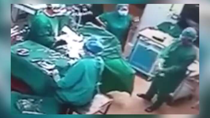 Doktorlar ameliyat sırasında birbirine girdi/Video...