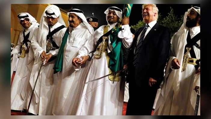 ABD Başkanı Trump, Kral Salman ile kılıç dansı yaptı! / VİDEO