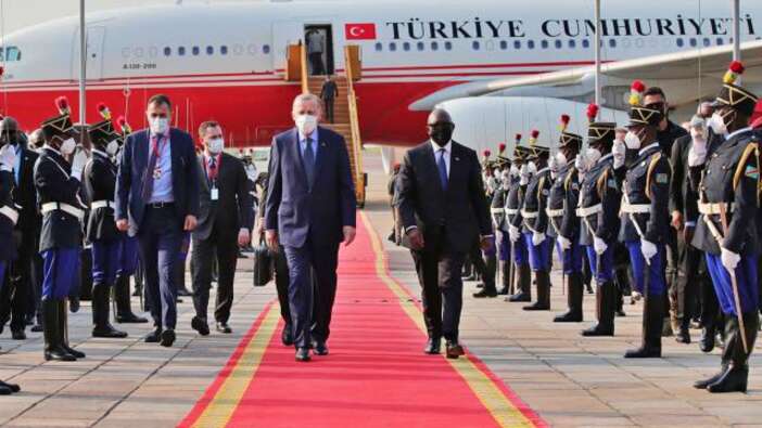 Cumhurbaşkanı Erdoğan, Kongo'ya indi: Resmi törenle karşılandı!