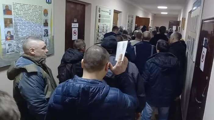 Zelenskiy'nin çağrısı yanıt buldu: Binlerce Ukraynalı askerlik şubelerine koştu