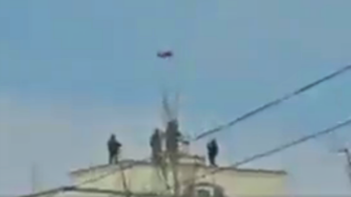 Rus askerleri Kahkovka şehrindeki santrale Rus bayrağı astı!