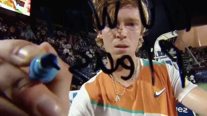 Andrey Rublev canlı yayın kamerasına "Savaşa Hayır, lütfen" yazdı
