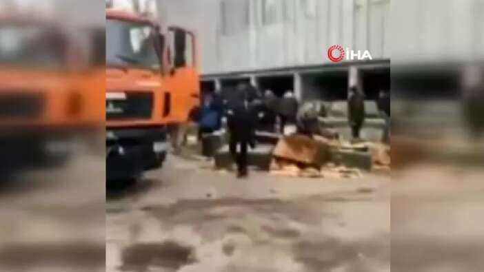 Ukrayna’da sokakta sivillere silah dağıtıldı!