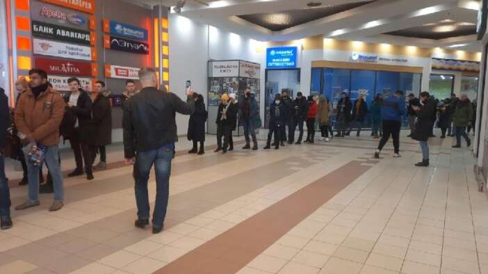 SWIFT yaptırımı korkuttu! Rus halkı ATM’lere akın etti, uzun kuyruklar oluştu!
