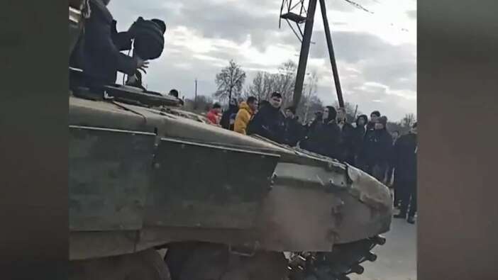 Ukrayna'dan çok çarpıcı görüntüler geldi: Siviller Rus tankını durdurdu