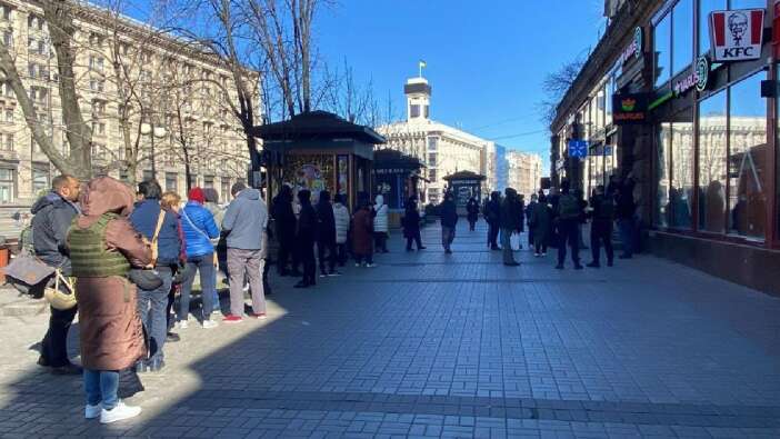 Kiev’de sokağa çıkma yasağının ardından halk marketlere akın etti