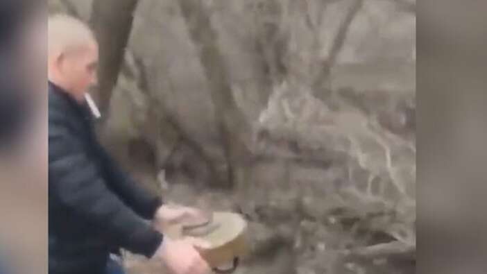 Görüntüler Ukrayna'dan! Ağzında sigara, elinde mayın...
