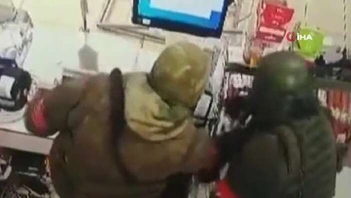 Rus askerleri Ukrayna'da marketi ve döviz bürosunu yağmaladı