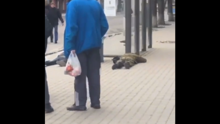 Rus tankları Ukrayna caddelerinde! Yerlerde cesetler var
