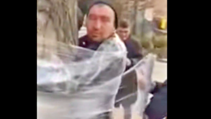 Ukrayna halkı Rus casusları ağaca 'streçledi'!