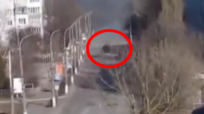 Rus tankı, kendisini videoya çeken Ukraynalıya 'top atışı' yaptı!