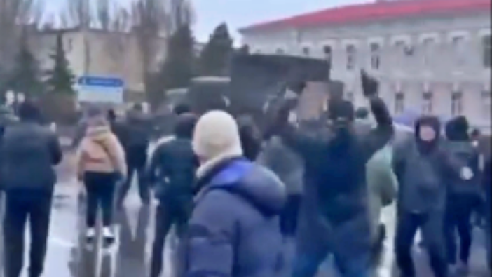 Ukraynalı siviller, Melitopol'e giren Rus askerlerine tepki gösterdi!