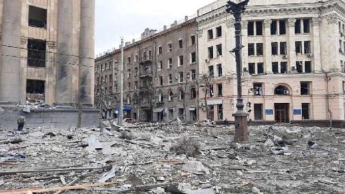 Rus ordusunun bombalama anları kamerada! Harkov'daki belediye binasını böyle vurdular