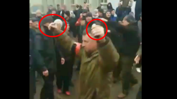 Ukraynalıların ortasında kalan Ruslar, el bombalarının pimini çekti!