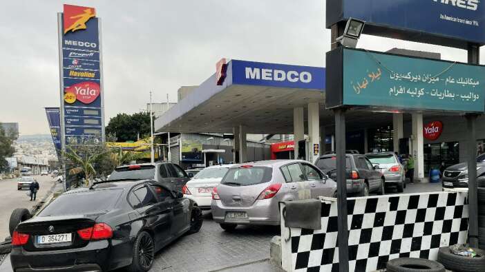 Petrol fiyatlarındaki küresel artış, Lübnan'da benzin istasyonlarında uzun kuyruklar oluşturdu