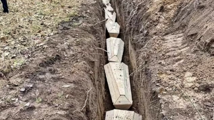 Ukraynalılar, ölen sivillerini kazdıkları siperlere gömmeye başladı!