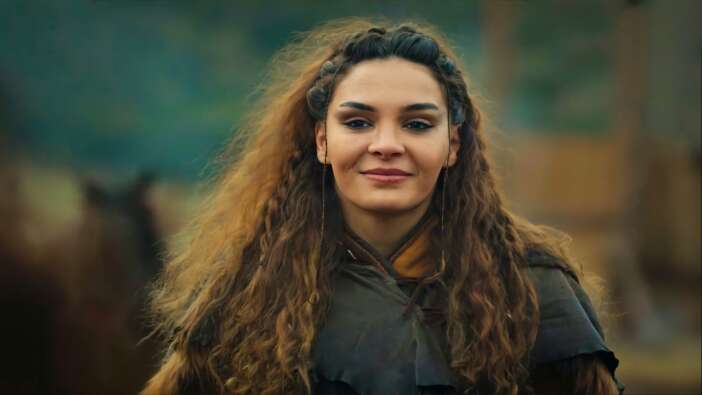 Destan Dizisinin Akkız'ı Ebru Şahin "Yılın Kadın Televizyon Oyuncusu" Ödülünü Aldı!