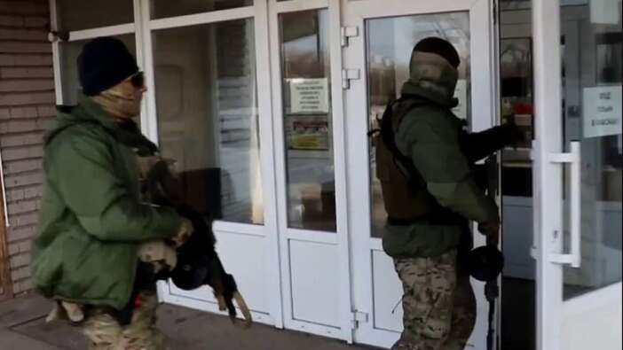Rus askerleri, televizyon kanallarını ve radyoları ele geçiriyor