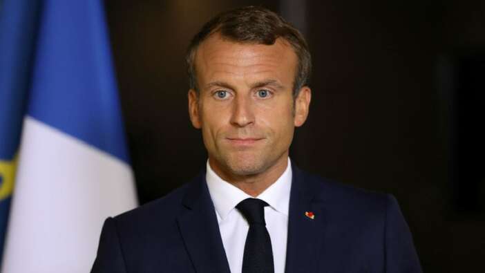 Macron'un ilk seçim mitinginde soruların seçmene önceden dağıtılması alay konusu oldu