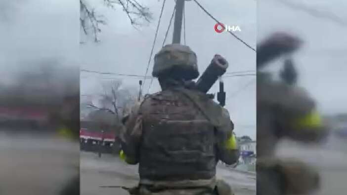 Ukrayna askerlerine yönelik roket saldırısı saniye saniye kamerada!