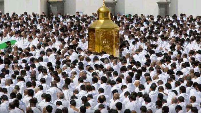 Kabe’de sosyal mesafesiz ilk Cuma namazı kılındı