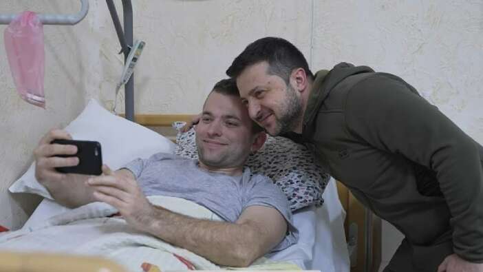 Ukrayna Devlet Başkanı Zelenskiy, yaralı askerleri ziyaret etti