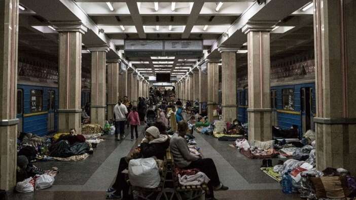 Ukrayna'daki savaş sivilleri vuruyor: Kentlerden çıkamayanlar metro hattında yaşıyor