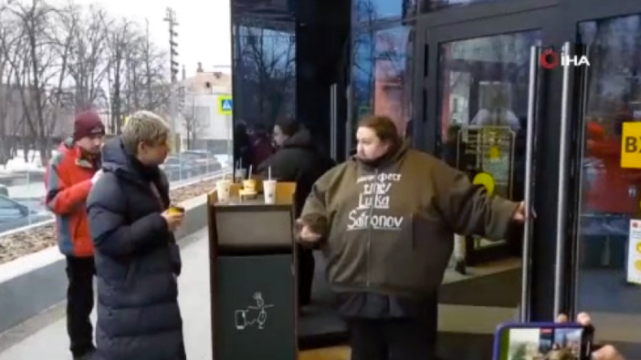 Ünlü ressamın piyanist oğlu, kendini Moskova'daki Mc Donald's'a kelepçeledi