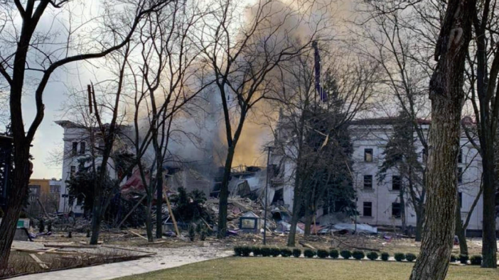 Rusya, yüzlerce sivilin sığındığı tiyatroyu bombaladı