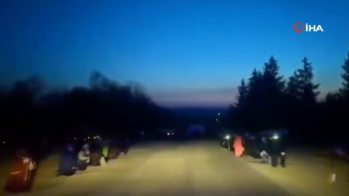 Ukrayna'da halk, Rus saldırısında ölen askeri diz çökerek uğurladı
