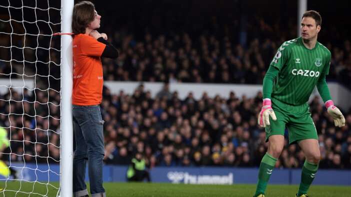 Everton Newcastle United maçında eylem yapayım derken boğulup ölecekti!