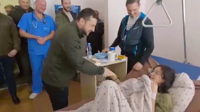 Zelenskiy, Rus saldırılarında yaralanan sivilleri ziyaret etti
