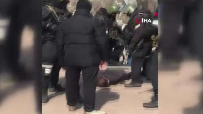 Rus askerleri kendilerini protesto eden Ukraynalıları darp ederek gözaltına aldı