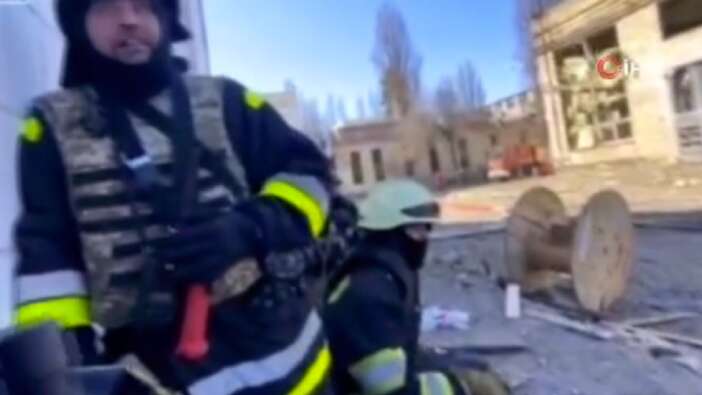 Ukraynalı itfaiyeciler yangına müdahale ederken çatışmanın ortasında kaldı