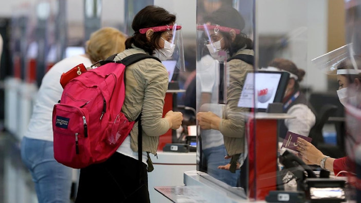 Polonya'ya uçuşlarda aşı ve test zorunluluğu kaldırıldı