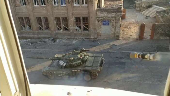 Mariupol’de ilerleyen Rus tankı el tipi tanksavar ile böyle vuruldu