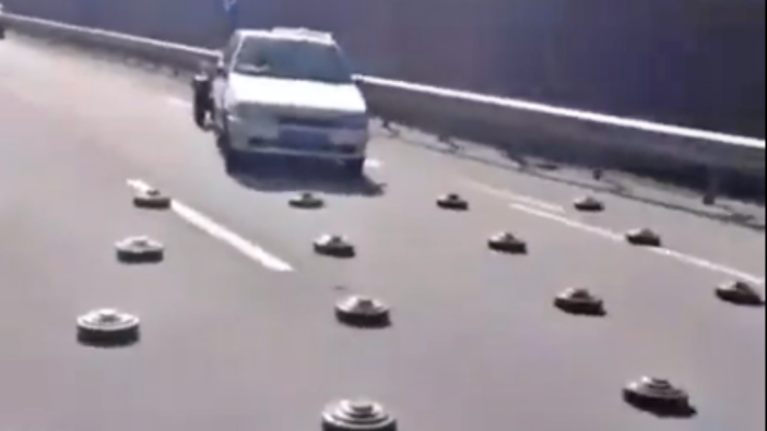 Ukraynalılar, Rusların bıraktığı mayınların üzerinde araç kullanıyor!