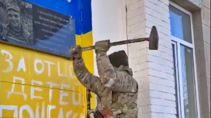 Rus asker, hayatını kaybeden Ukraynalıların anıtını balyozla parçaladı