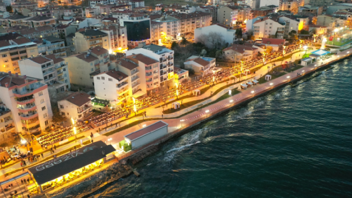 Tekirdağ'da 1 kilometrelik dev iftar sofrası kuruldu