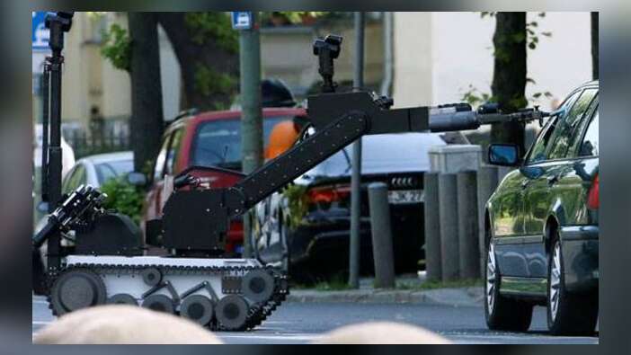 Berlin'de bomba alarmı! Polis sokakları kapattı...