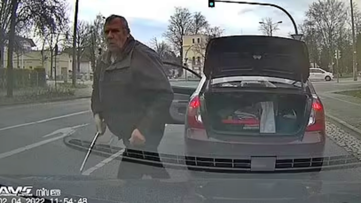 Almanya'da Rus bir sürücü, camına Ukrayna bayrağı asılı araca saldırdı