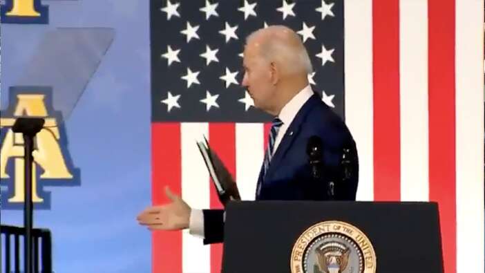 ABD Başkanı Biden'ın o görüntüleri olay oldu: Boşlukla tokalaştı