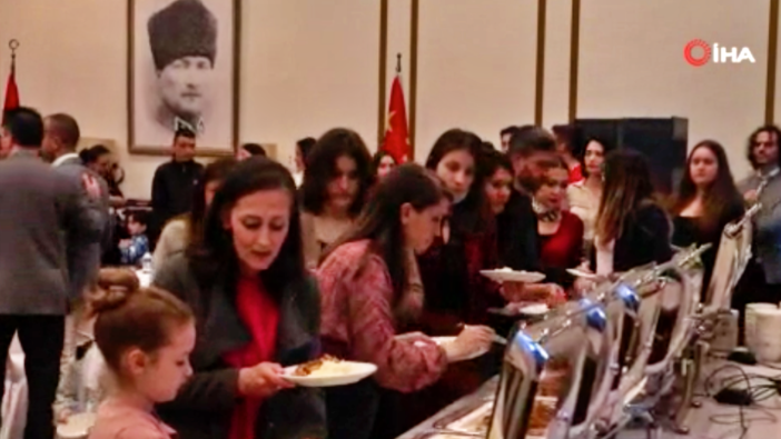 Geleneksel hale geldi: Pekin'deki Türkler, Büyükelçilikte iftar yaptı!