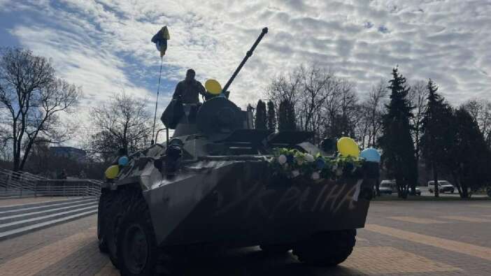 Ruslardan ele geçirilen zırhlı araç, Ukrayna'da gelin arabası oldu!