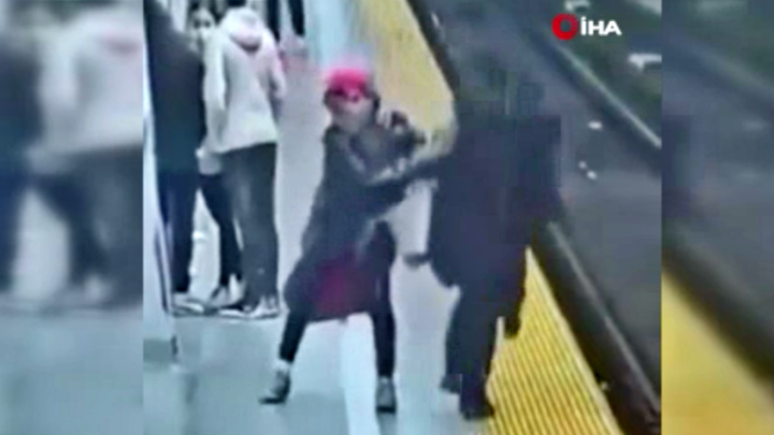Akılalmaz sosyopatlık: Durakta metro bekleyen kadını raylara itti!