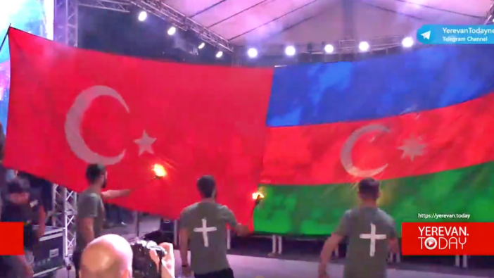 Ermenistan'ın başkentinde onursuz gösteri: Bayraklarımızı yaktılar!