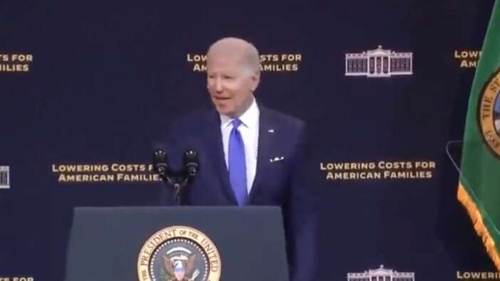 ABD Başkanı Biden bir kez daha 'boşluk ile tokalaşması' ile gündemde: O anlar kameraya yansıdı