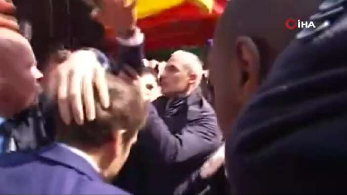 Pazara giden Macron’a domatesli saldırı!